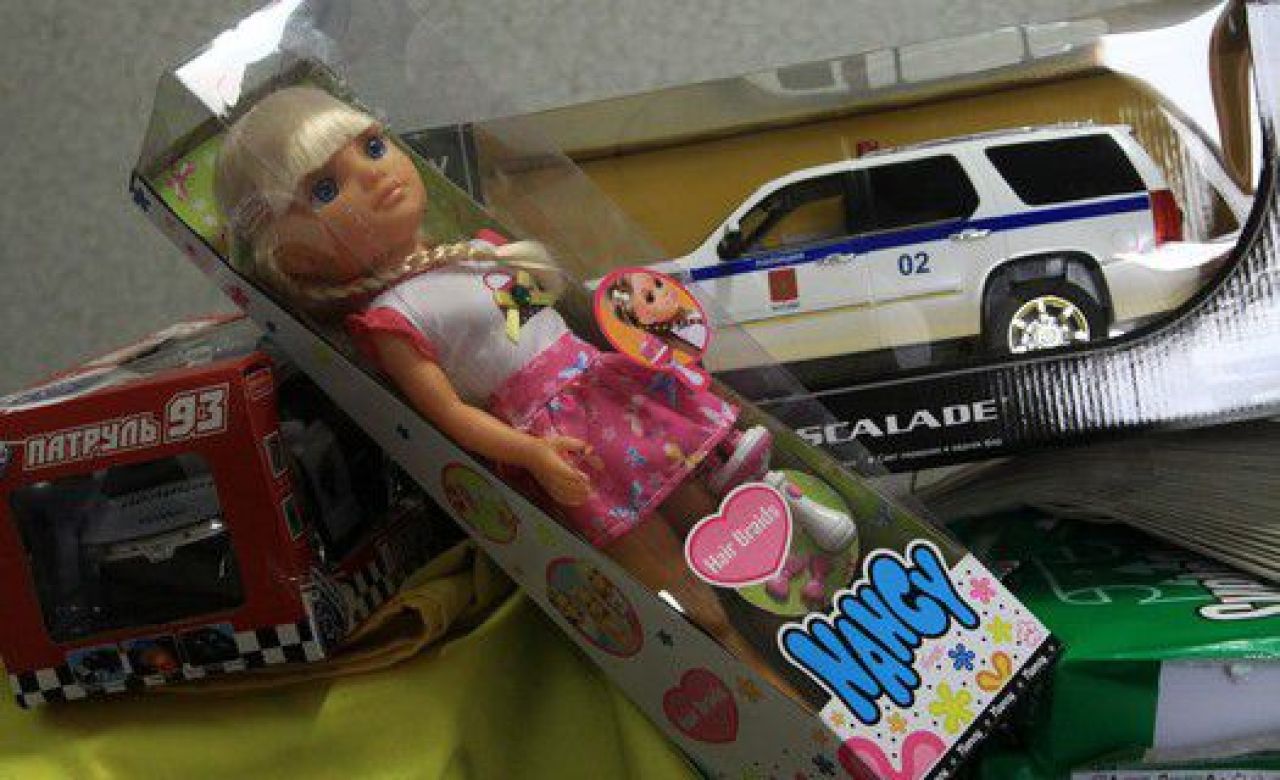 Белгородцы продолжают приносить подарки для участников акции "Стань волшебником"