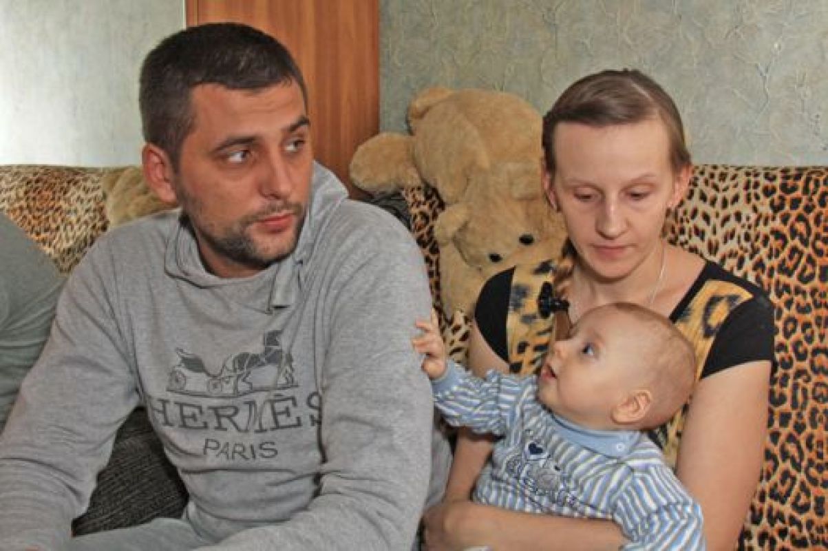 Геннадий с семьёй мечтают только об одном — чтобы их сын рос в нормальных условиях