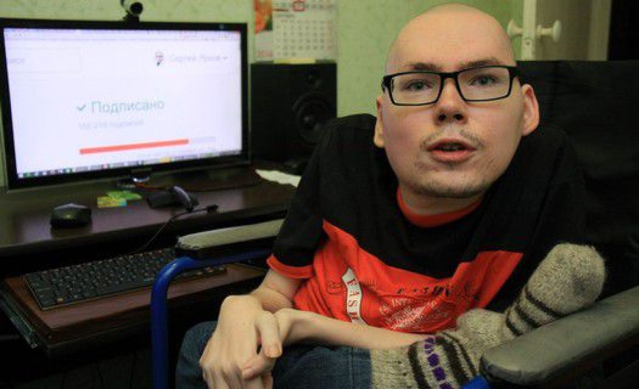 Белгородскому инвалиду Сергею Яркову купили современную коляску