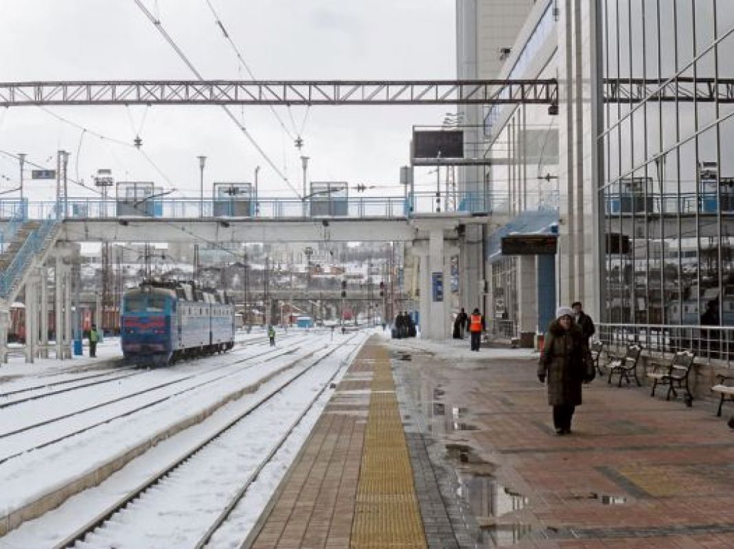 Шумные железнодорожные вокзалы теперь значительно опустели...