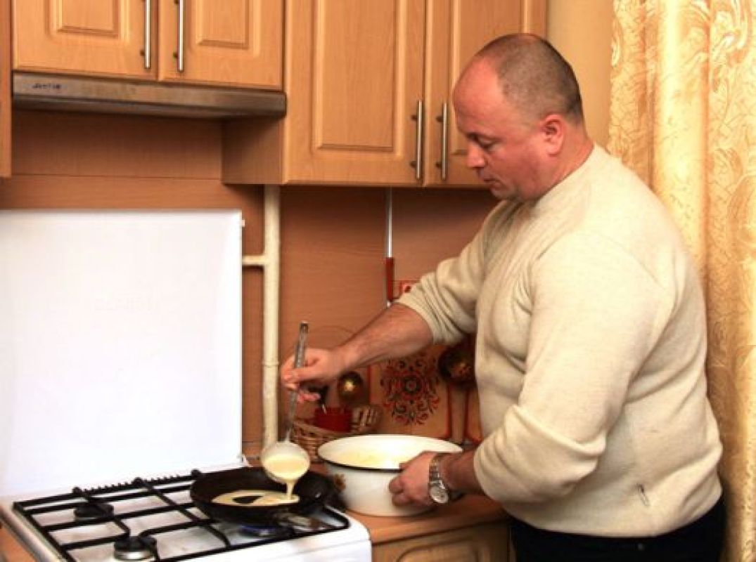 Леонид Каплий больше привык справляться с нерадивыми гаишниками и ямами на дорогах,  но блины ему тоже оказались по плечу