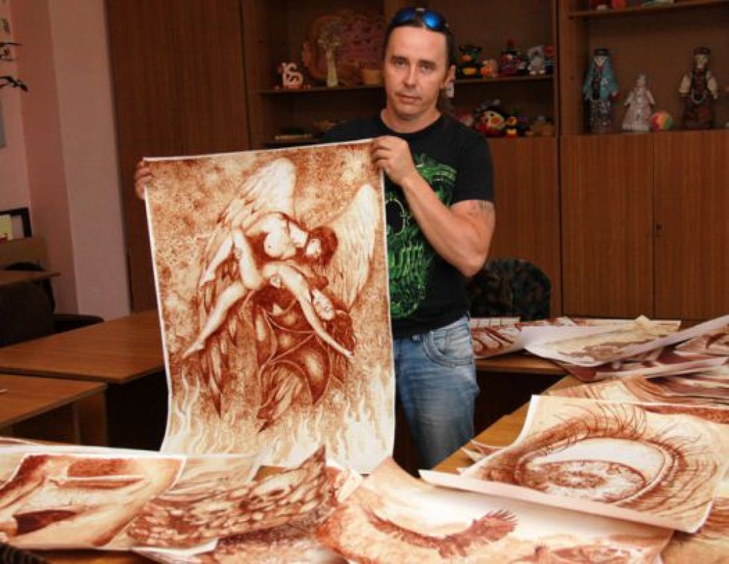 — Рисуя своей кровью, я вкладываю в каждую картину буквально
частичку самого себя