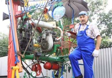 «Детей катает, оладьи выпекает, сок наливает»