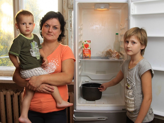 Чтобы забрать сына, Алёна должна показать опеке полный холодильник, но деньги ей не вернули