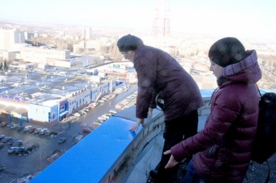 С одной крыши за месяц упали два подростка