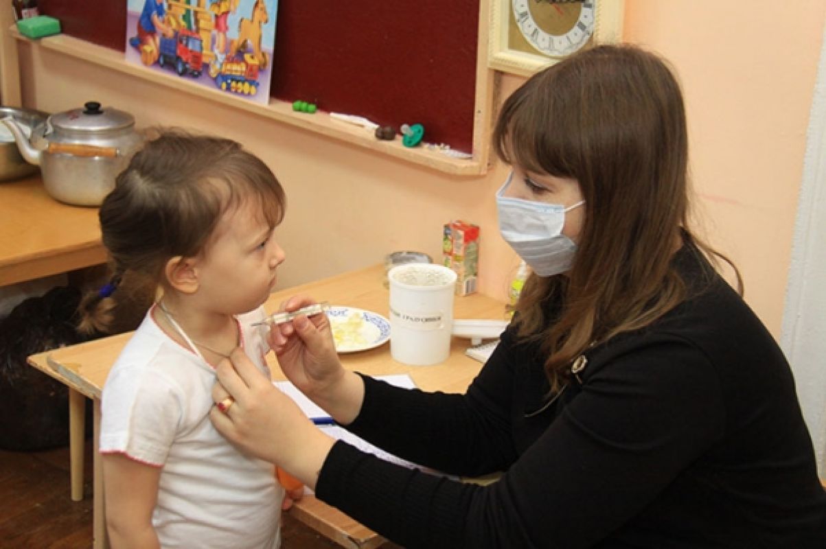 В садах здоровье    малышей контролируют, а в целях профилактики детям на грудь вешают чеснок