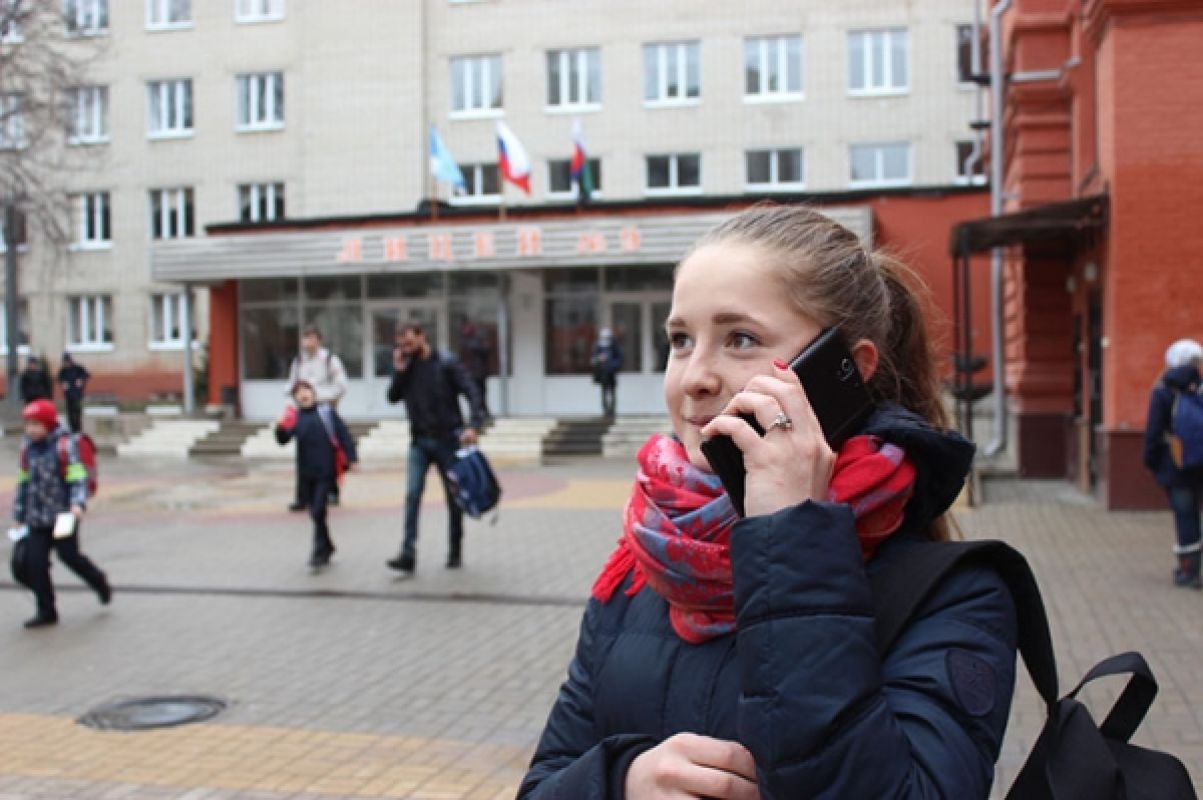 Хвалиться перед одноклассниками нужно знаниями, а не вещами, считает губернатор