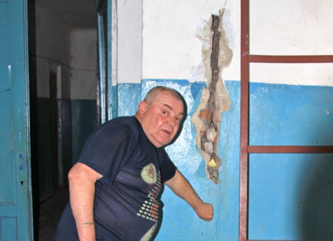 Чиновники в упор не видят ни трещин в стенах дома, ни людей с их проблемами