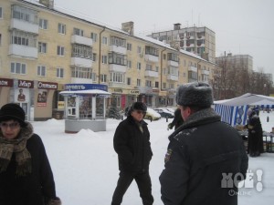 Инспектор полиции общественной безопасности Андрей Петровский отгоняет прохожих от пикетчиков. Фото Татьяны Григорьевой