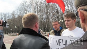Полицейские решил задержать двоих оппозиционеров. Фото Татьяны Григорьевой