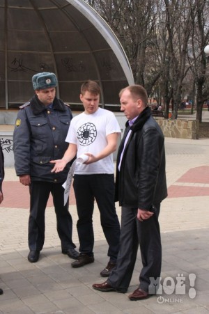 Полицейские задержали организатора акции Романа Стригункова. Фото Алексея Чухланцева