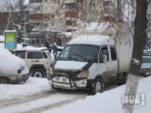 Машины буксуют на заснеженных улицах. Фото Татьяны Григорьевой