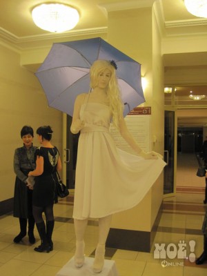 У входа зрителей ждали живые статуи с зонтиками. Фото Татьяны Григорьевой.