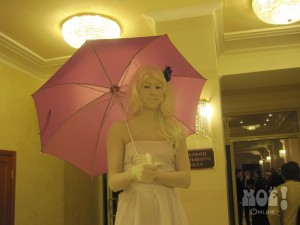У входа зрителей ждали живые статуи с зонтиками. Фото Татьяны Григорьевой.