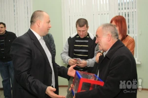 Леонид Каплий вручил Тамазу Бадиеву ящик с пожертвованиями