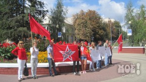 Иностранная туристка в красном решила сфотографироваться с белгородскими оппозиционерами. Фото Татьяны Григорьевой