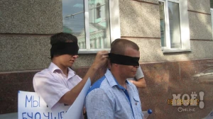 Комсомольцы готовятся к акции. Фото Татьяны Григорьевой.