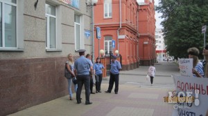 Полицейские возле здания департамента.  Фото Татьяны Григорьевой.