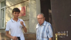 Злобный сотрудник департамента угрожает разбить лицо корреспонденту. Фото Татьяны Григорьевой.