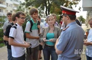 Участковый прибыл к департаменту, чтобы принять заявление. Фото Бориса Никиташова