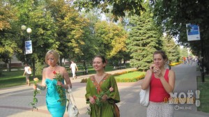 Участницы флешмоба отправились дарить цветы. Фото Татьяны Григорьевой