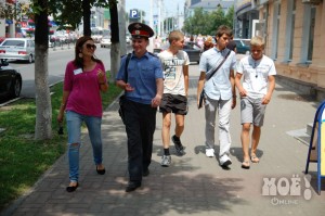 Комсомольцы встретились возле обкома КПРФ и прогулялись до зоопарка в компании полицейских.