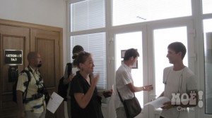 Очередь посетителей с заявлениями у дверей кабинета. Фото Татьяны Григорьевой