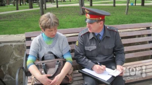Полицейский составляет протокол об административном правонарушении. Фото Татьяны Григорьевой