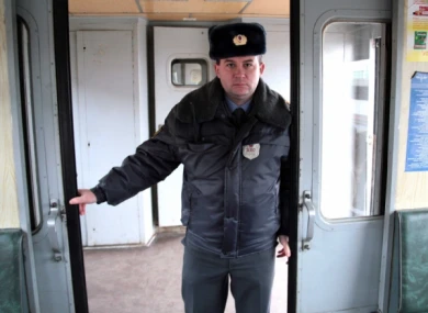 Мужчина украл у подруги 400 рублей и ювелирные украшения