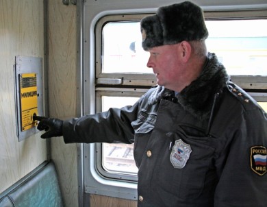 Выпившие губкинцы украли из такси видеорегистратор и 1 300 рублей