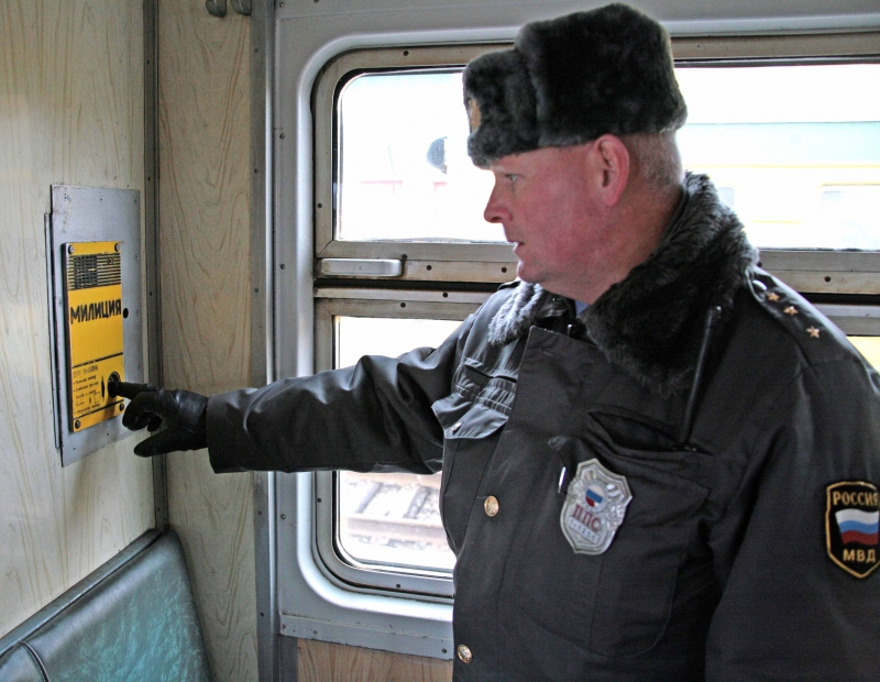 Выпившие губкинцы украли из такси видеорегистратор и 1 300 рублей
