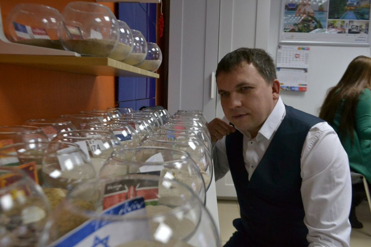 Белгородец собрал коллекцию песка со всех континентов
