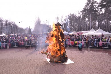 В Белгороде сожгли чучело Масленицы