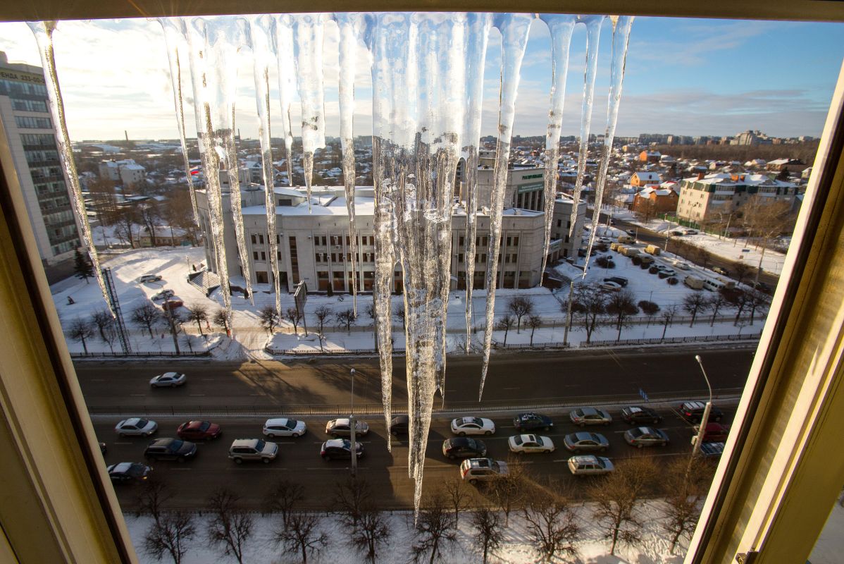 Белгородские крыши начали очищать от сосулек и снега