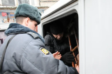 Белгородец разложил 11 банок кофе в карманы и рукава в магазине
