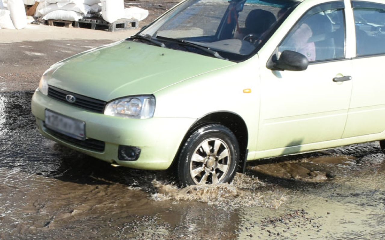 Из-за ужасных ям за Ситимоллом автомобилисты прокалывают шины