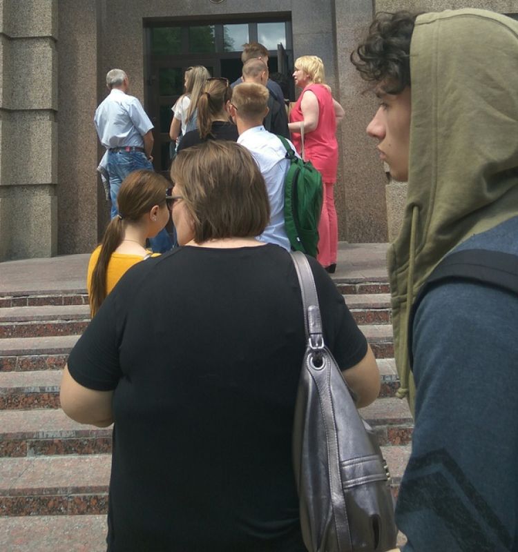 В БелГУ абитуриенты становятся в длинную очередь, чтобы сдать документы для поступления