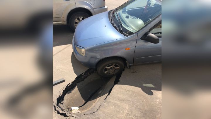 Внедорожник провалился под асфальт в г орске. Машина провалилась под асфальт липецк. Провалился асфальт на советской липецк. Машина провалилась под асфальт липецк сегодня. Провалился асфальт.