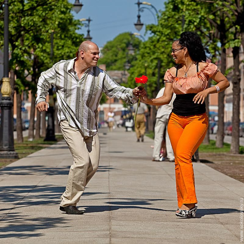 Русские зажигательные танцы. Люди танцуют. Танцы на улице. Фотосессия танец на улице. Сальса на улице.