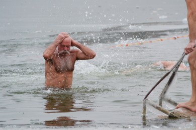В Белгороде моржи открыли купальный сезон