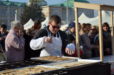 В Белгороде на Музейной площади Масленицу встретили 25 000 человек 
