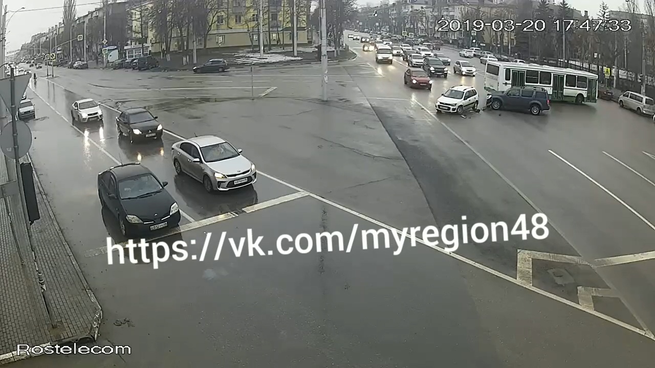 Столкновение легковушки и внедорожника в Липецке попало на видео - Новости  Белгорода