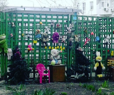 В одном из дворов на улице Победы в Белгороде развешены мягкие игрушки 
