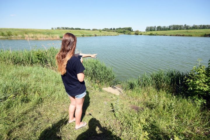 река анюй хабаровский край. река анюй. девушка на берегу водохранилища. река сухмань фото. фотосессия на речке девушки.