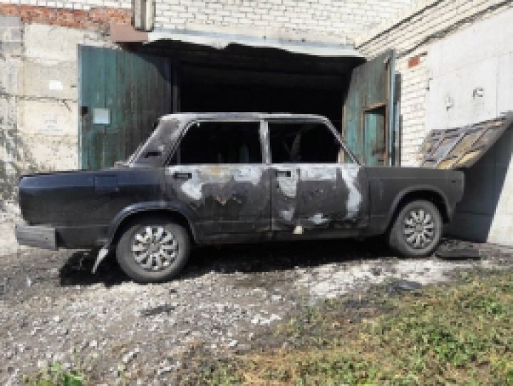 Горит семерка. Сгоревшие машины в Белгороде. Белгород сгоревшая семёрка. Сгоревшая семерка.