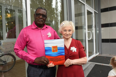 Пенсионерка из Черноземья после свадьбы с африканцем стала героиней шоу Малахова