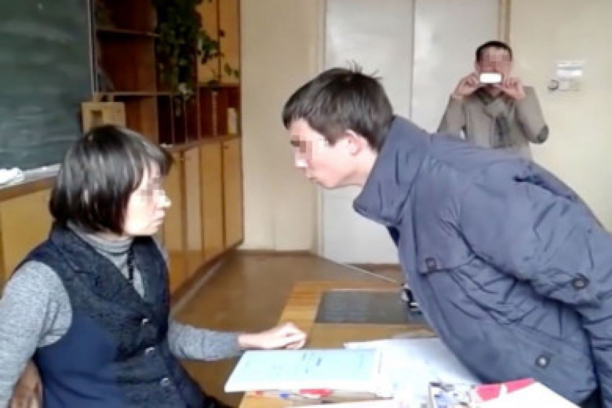 За оскорбление учителя заплатят родители