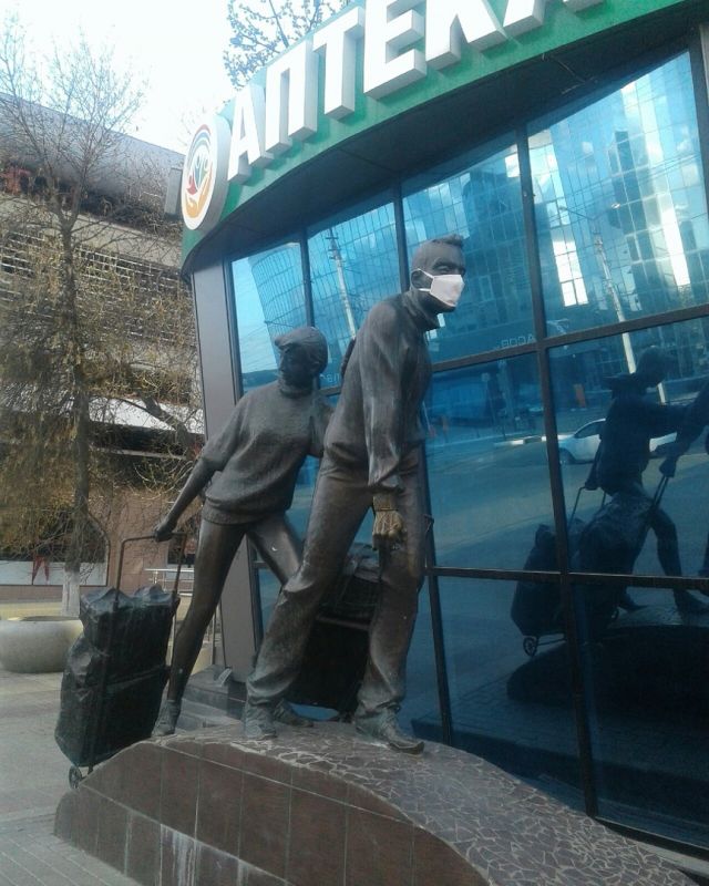 Жители Белгорода продолжают одаривать памятники масками