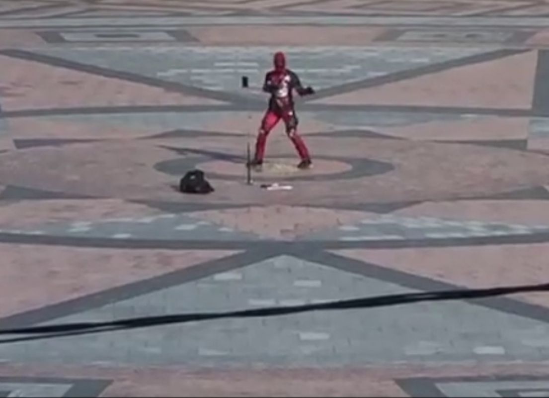В Белгороде на Соборной площади выступил неизвестный в костюме Дэдпула