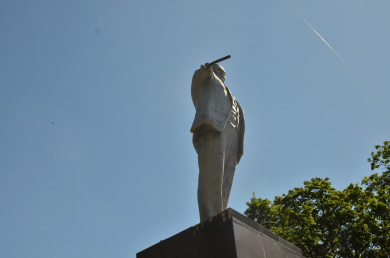 В Белгороде в Центральном парке у памятника Ленину отвалилась рука